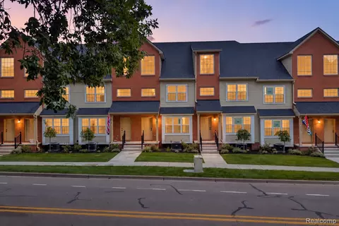 512 Village Ln, Milford, MI 48381