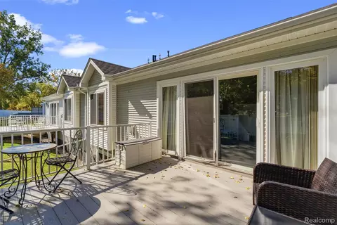 Exterior - 261 Aberdeen Ct, Flushing, MI 48433 photo 7 of 9