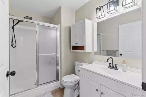 Bath - 261 Aberdeen Ct, Flushing, MI 48433 photo 2 of 2