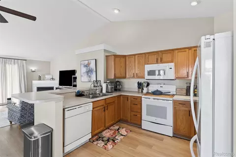 Kitchen - 261 Aberdeen Ct, Flushing, MI 48433 photo 2 of 3
