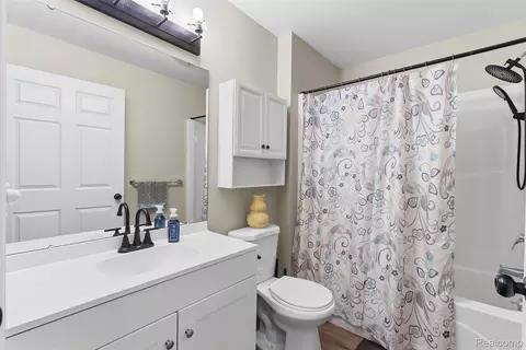 Bath - 261 Aberdeen Ct, Flushing, MI 48433 photo 1 of 2