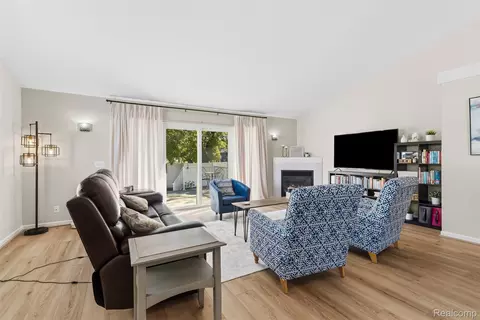 Living - 261 Aberdeen Ct, Flushing, MI 48433 photo 1 of 3
