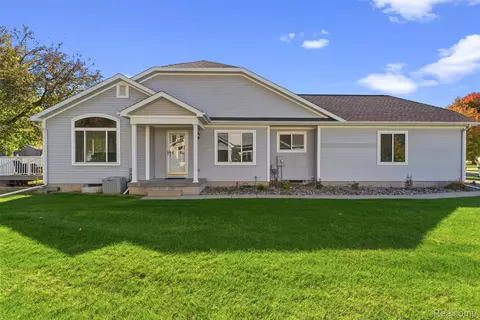 Exterior - 261 Aberdeen Ct, Flushing, MI 48433 photo 4 of 9