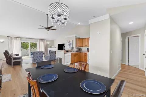 Dining - 261 Aberdeen Ct, Flushing, MI 48433 photo 2 of 2