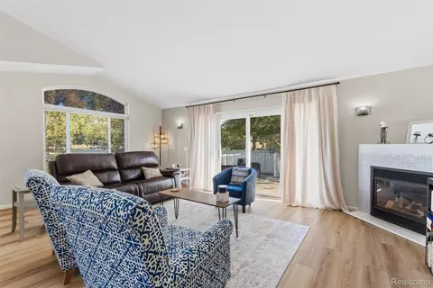 Living - 261 Aberdeen Ct, Flushing, MI 48433 photo 2 of 3
