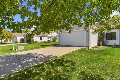 Exterior - 261 Aberdeen Ct, Flushing, MI 48433 photo 2 of 9