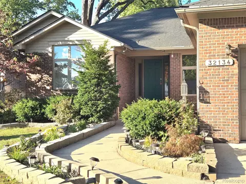 32134 Leona St, Garden City, MI 48135