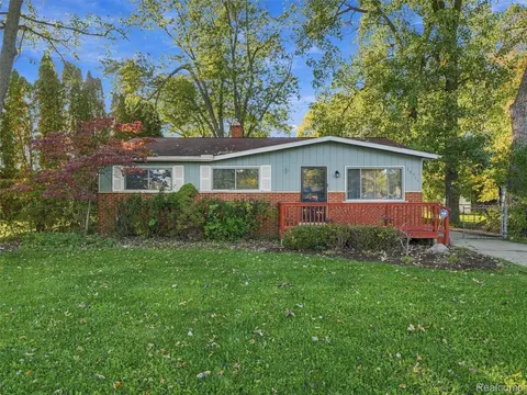 15317 Green Lane Ave, Livonia, MI 48154