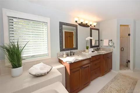 Bath - 2181 Red Maple Dr, Troy, MI 48098 photo 3 of 5