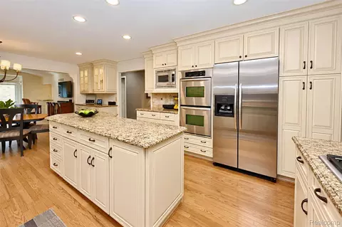 Kitchen - 2181 Red Maple Dr, Troy, MI 48098 photo 3 of 5