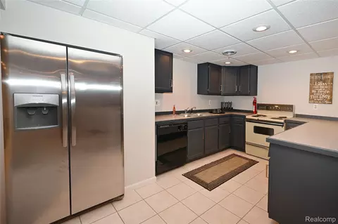 Kitchen - 2181 Red Maple Dr, Troy, MI 48098 photo 5 of 5