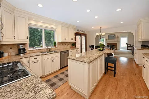 Kitchen - 2181 Red Maple Dr, Troy, MI 48098 photo 1 of 5
