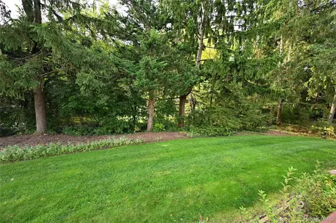 Exterior - 2181 Red Maple Dr, Troy, MI 48098 photo 7 of 10