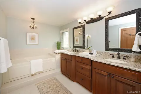 Bath - 2181 Red Maple Dr, Troy, MI 48098 photo 2 of 5