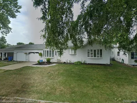 30726 Adams Dr, Gibraltar, MI 48173