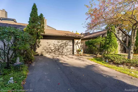 4261 Wabeek Lake Dr S, Bloomfield Hills, MI 48302