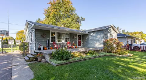 2709 Frembes Rd, Waterford, MI 48329
