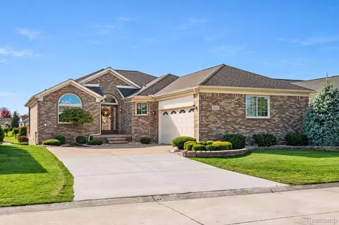 3624 New Boston Dr, Sterling Heights, MI 48314
