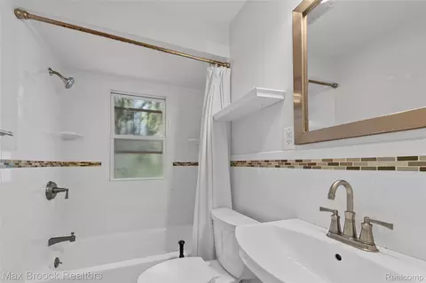 Bath - 450 E Maplehurst St, Ferndale, MI 48220 photo 1 of 1