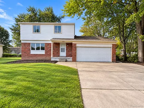 27830 Riviera St, Harrison, MI 48045