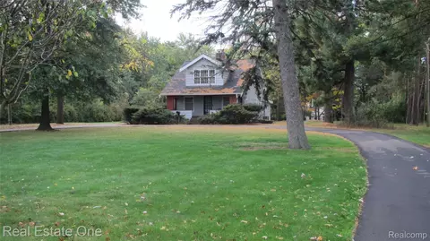 4935 Green Rd, West Bloomfield, MI 48323