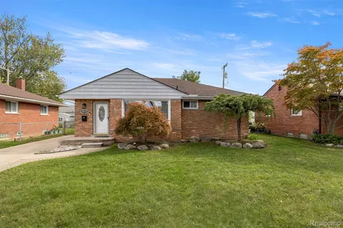 8422 Winston Ln, Dearborn Heights, MI 48127