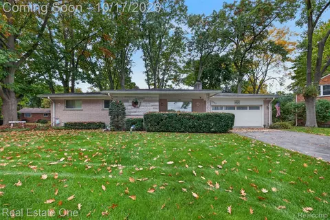 2731 N Lake Dr, Waterford, MI 48329