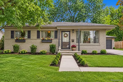 6063 Graper Dr, Waterford, MI 48329