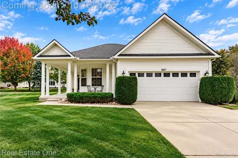 3827 Springwood Ct, Auburn Hills, MI 48326