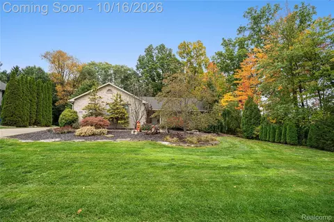 999 Suchava Dr, White Lake, MI 48386