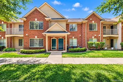 12121 Hidden View Ct, Utica, MI 48315