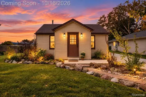 22958 Monterey Dr, Woodhaven, MI 48183