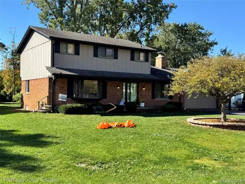 2856 Walmsley Circle Dr, Orion, MI 48360