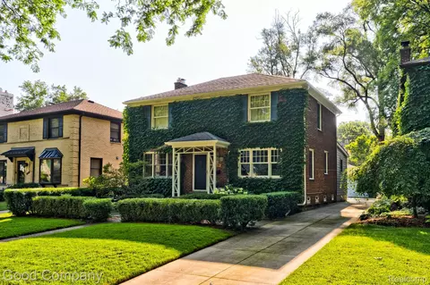 25844 Salem Rd, Huntington Woods, MI 48070