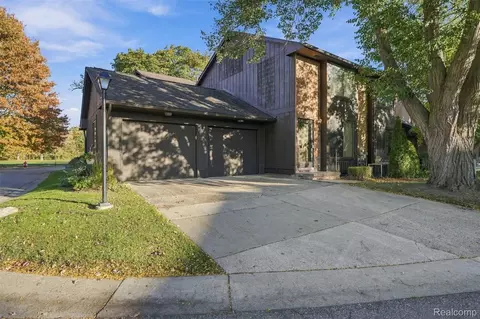 37160 Clubhouse Dr, Sterling Heights, MI 48312