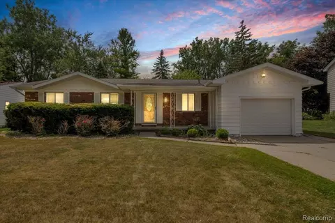 1933 Tamarisk Dr, East Lansing, MI 48823
