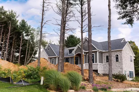 6970 Mountain Ridge Dr, Genoa, MI 48116