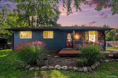 6621 Doyon Dr S, Waterford, MI 48327