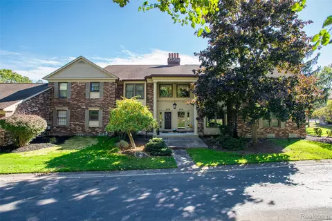 4376 Knightsbridge Ln, West Bloomfield, MI 48323