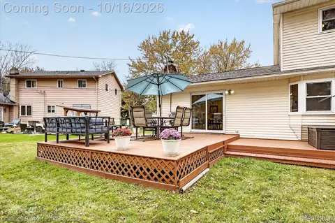 Exterior - 204 Dutch Mill Dr, Flushing, MI 48433 photo 4 of 9