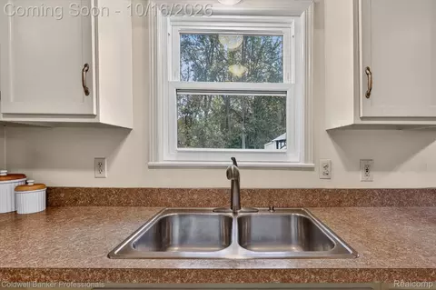 Kitchen - 204 Dutch Mill Dr, Flushing, MI 48433 photo 3 of 3