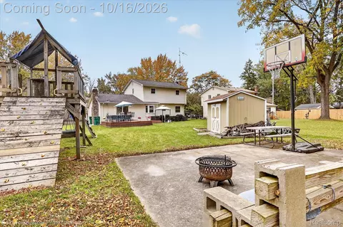 Exterior - 204 Dutch Mill Dr, Flushing, MI 48433 photo 5 of 9