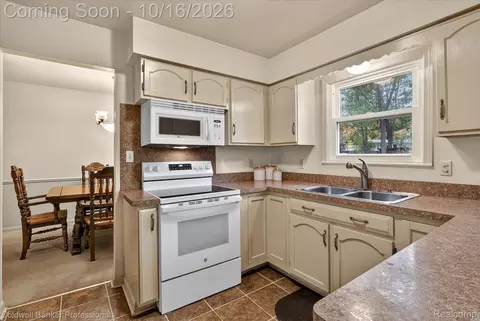 Kitchen - 204 Dutch Mill Dr, Flushing, MI 48433 photo 2 of 3