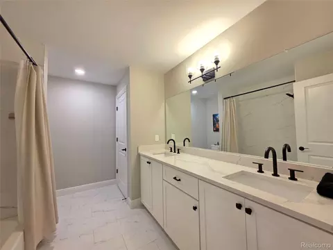 Bath - 52875 Char Marie Dr, Macomb, MI 48042 photo 5 of 7