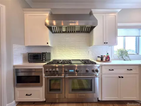 Kitchen - 52875 Char Marie Dr, Macomb, MI 48042 photo 3 of 5