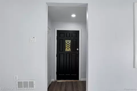 Entry Way - 7735 Beech Daly Rd, Taylor, MI 48180 photo 2 of 2