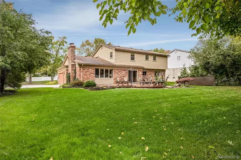 Exterior - 3688 Estates Dr, Troy, MI 48084 photo 5 of 7