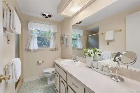 Bath - 3688 Estates Dr, Troy, MI 48084 photo 2 of 3