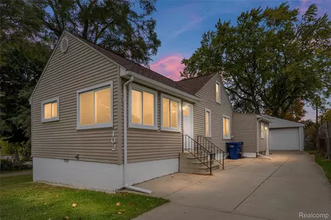 102 W Cornell Ave, Pontiac, MI 48340