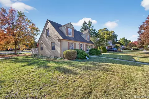 28025 Sunset Blvd W, Lathrup Village, MI 48076